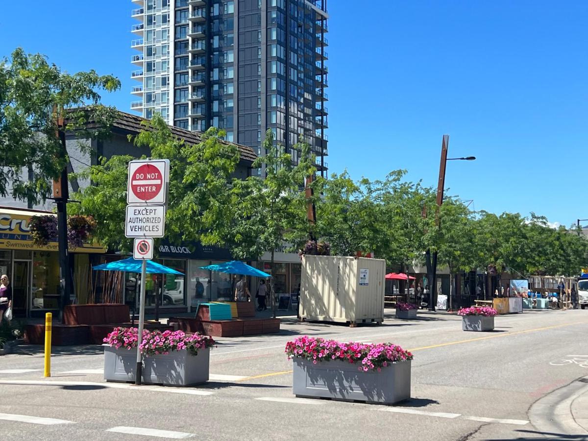 Amazing Brand New Lakeview Condo Downtown Kelowna Eksteriør billede