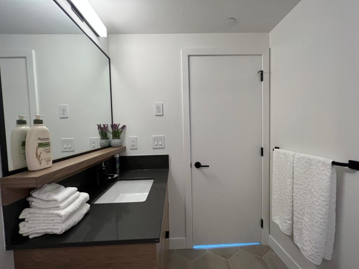 Amazing Brand New Lakeview Condo Downtown Kelowna Eksteriør billede