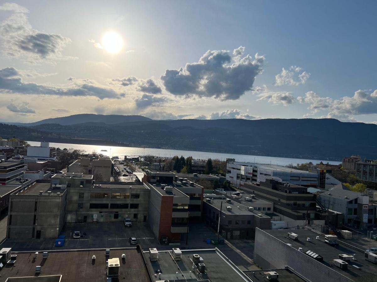 Amazing Brand New Lakeview Condo Downtown Kelowna Eksteriør billede