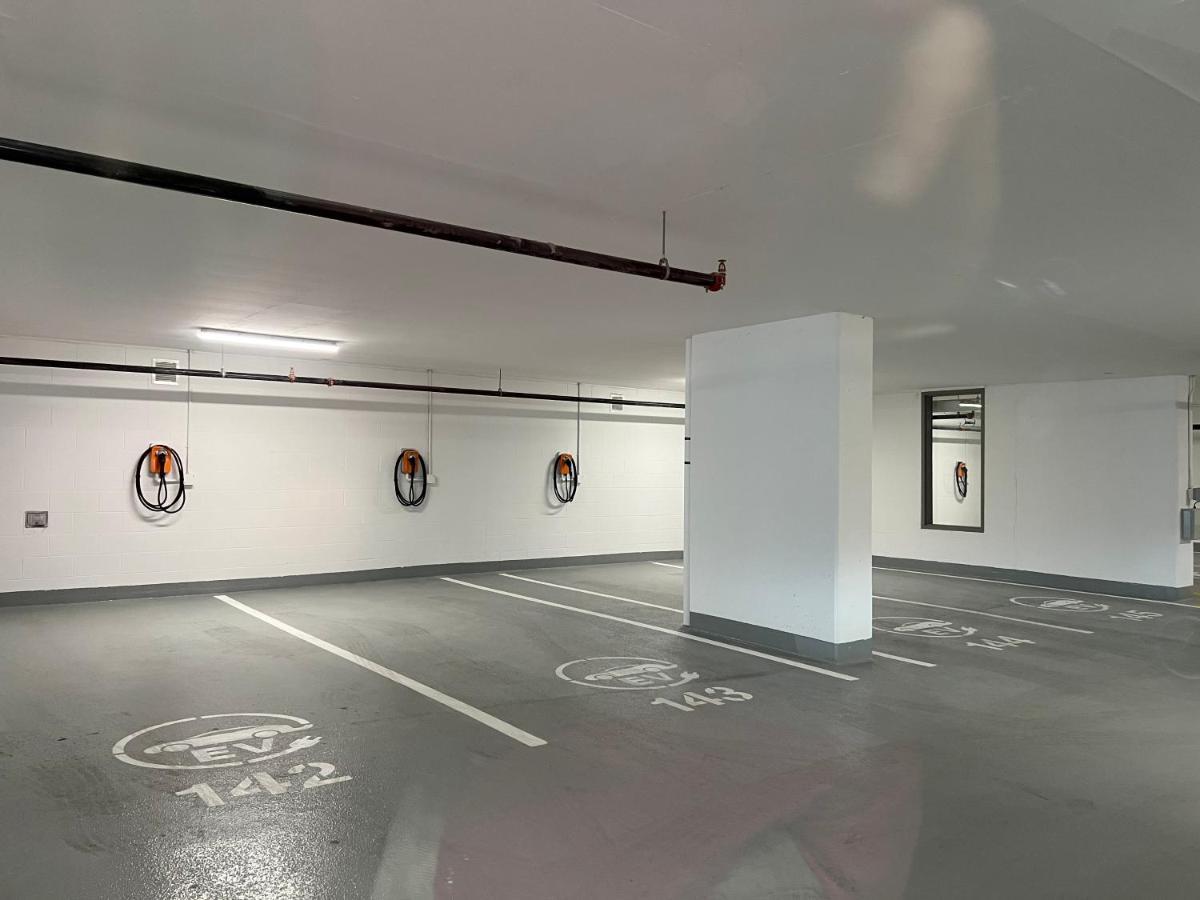 Amazing Brand New Lakeview Condo Downtown Kelowna Eksteriør billede