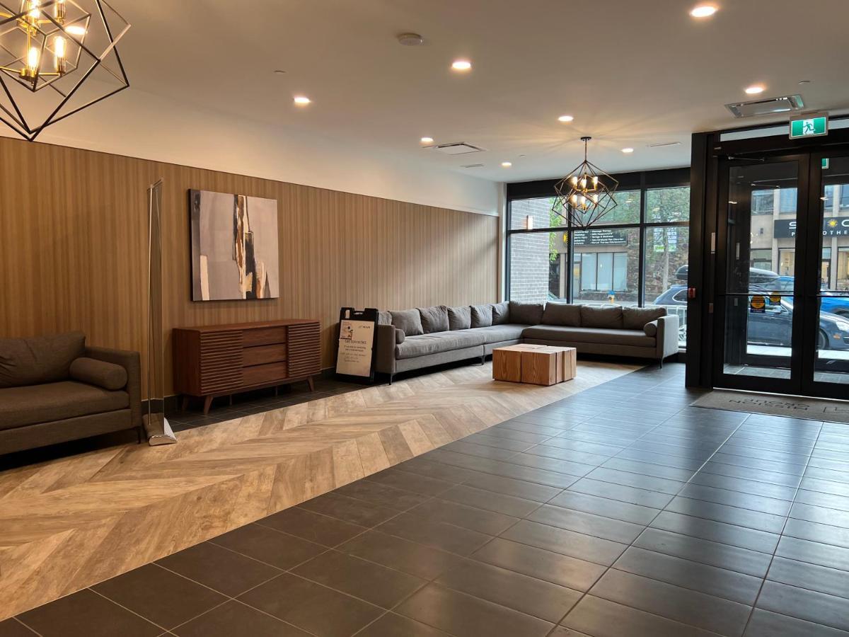 Amazing Brand New Lakeview Condo Downtown Kelowna Eksteriør billede