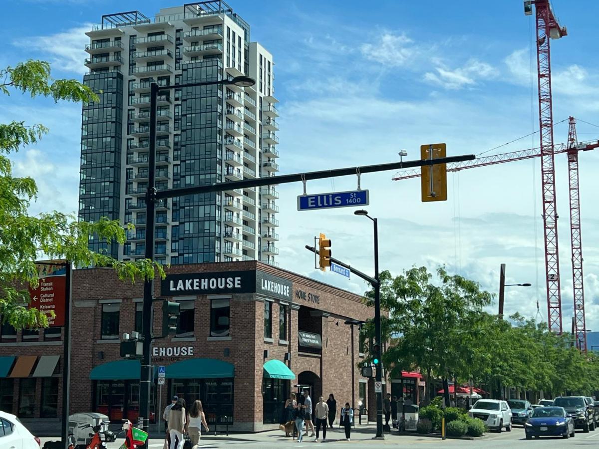 Amazing Brand New Lakeview Condo Downtown Kelowna Eksteriør billede