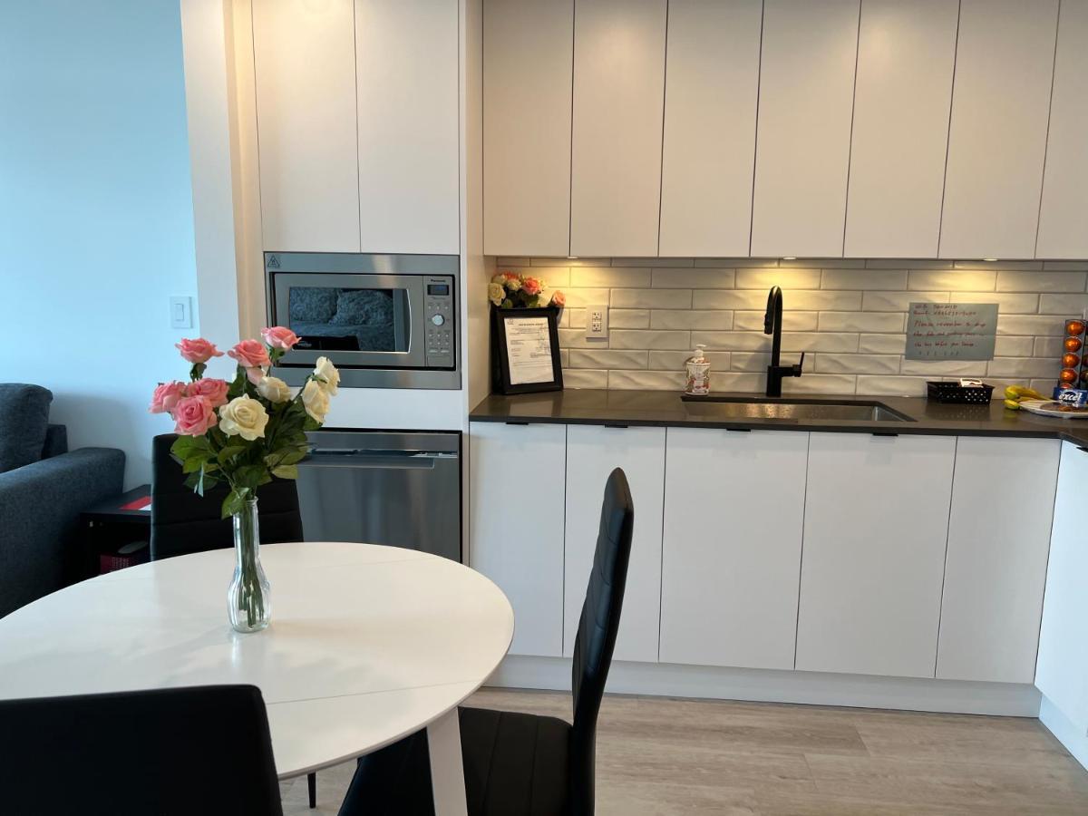 Amazing Brand New Lakeview Condo Downtown Kelowna Eksteriør billede